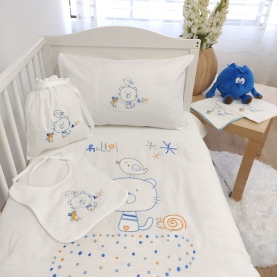 Conjunto de cama para bebé com padrão de ursinho azul e laranja em tecido branco