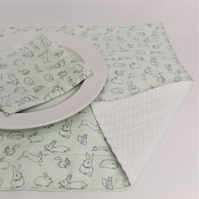 Jogo de mesa com padrão de coelhos e esquilos em branco e cinza