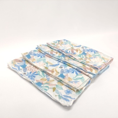 Conjunto de toalhas florais dobradas em fundo branco