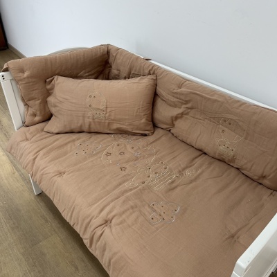 Sofá-cama branco com capa e almofadas castanho claro com bordados