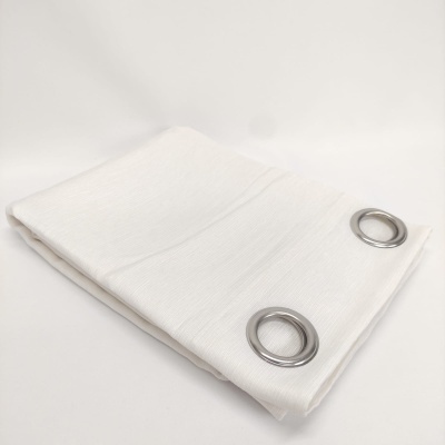 Cortina branca com ilhós metálicos prateados dobrada