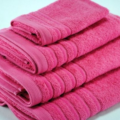 Conjunto de três toalhas rosa empilhadas com bandas texturizadas