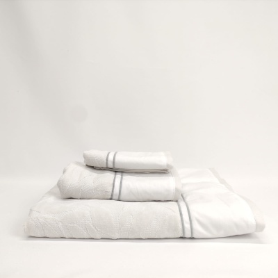 Conjunto de toalhas brancas empilhadas com bordas cinza e textura decorativa