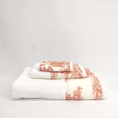 Conjunto de toalhas brancas com padrão vermelho empilhadas
