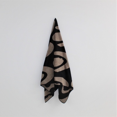 Toalha preta e bege com padrão abstrato pendurada