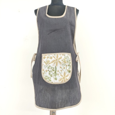 Avental cinzento escuro com bolso floral bege e verde