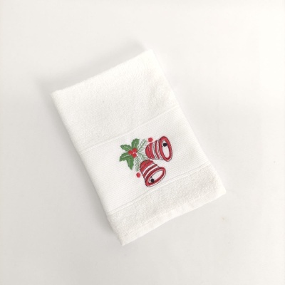 Toalha branca com bordado de sinos vermelhos e folhas verdes