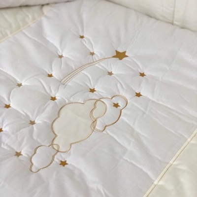 Colchão de bebé branco acolchoado com nuvens e estrelas douradas bordadas
