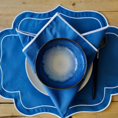 Conjunto de loiça azul e branco sobre mesa de madeira clara