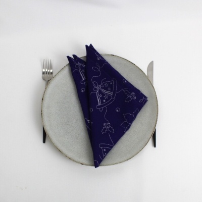 Prato cinza claro com guardanapo roxo e talheres prateados