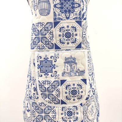 Avental branco com padrões azuis de azulejos e moinho na bolsa frontal