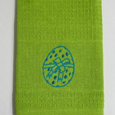 Pano de cozinha verde com bordado de ovo azul