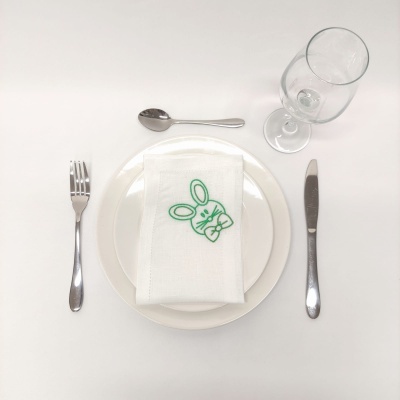 Conjunto de mesa com talheres, prato, guardanapo com bordado de coelho e copo de vidro