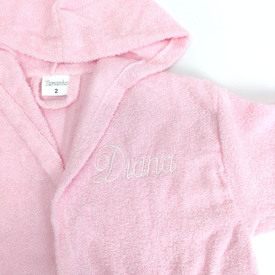 Robe infantil rosa claro com capuz e bordado 'Diana'