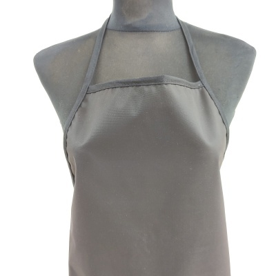 Avental preto liso num manequim cinza