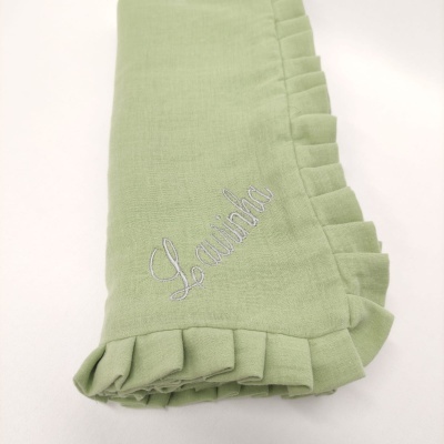 Lenço verde claro com bordado 'Lavinia' e bordas pregueadas