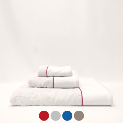 Três toalhas brancas com textura e borda com linha vermelha