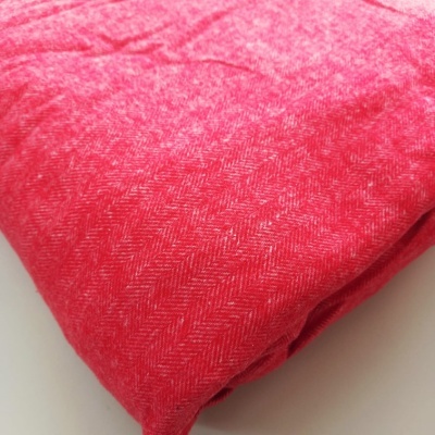 Tecido vermelho com padrão espinha de peixe