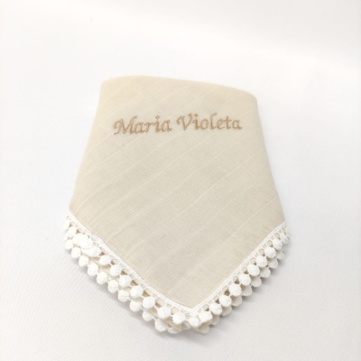 Lenço branco com bordado 'Maria Violeta' e ribete de bolinhas brancas