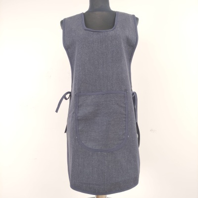 Vestido ou avental cinzento escuro com bolso frontal e laços laterais sobre manequim