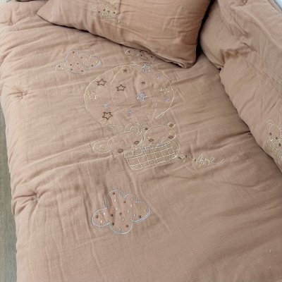 Roupa de cama castanha com bordado de balão de ar quente, ursos e nuvens