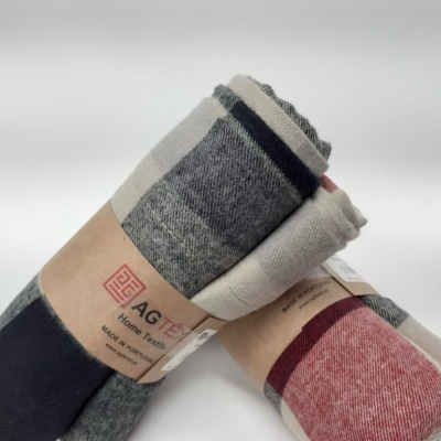 Dois lenços xadrez enrolados com etiquetas AGTEX sobre fundo branco