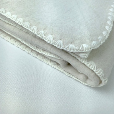 Manta felpuda bege com costura decorativa branca