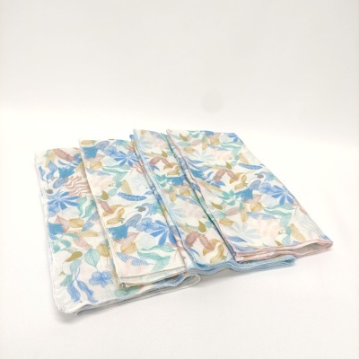 Toalhas com padrão floral colorido em tons suaves