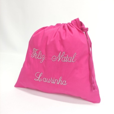Saco de tecido rosa com bordado branco 'Feliz Natal Laurinha'