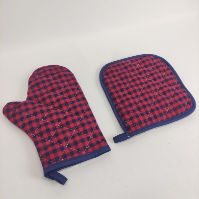 luva de forno e agarrador com padrão xadrez vermelho e azul