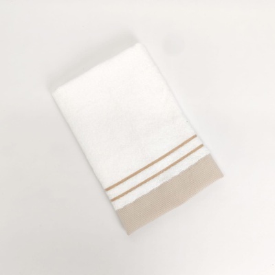 Toalha branca com linhas castanhas e faixa bege