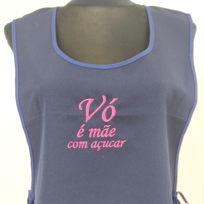 Roupão azul escuro com bordado rosa e contorno azul claro em manequim preto