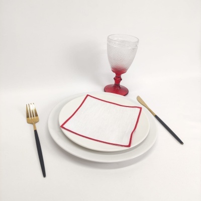 Conjunto de pratos, guardanapo, talheres e copo em fundo branco