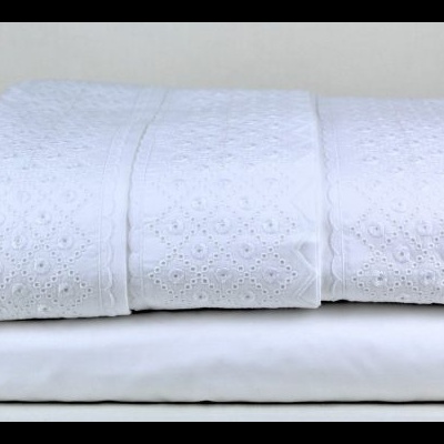 Conjunto de lençóis e fronhas brancos bordados com detalhes de renda