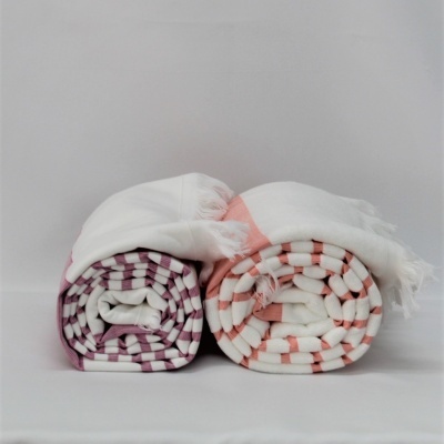 mantas enroladas às riscas rosa e laranja com franjas