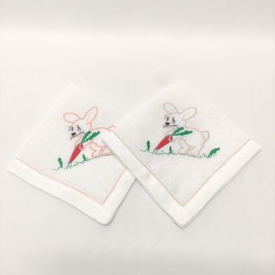 Dois panos de cozinha brancos com bordado de coelho e cenoura