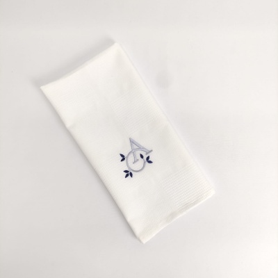 Guardanapo branco de tecido com bordado azul da letra A