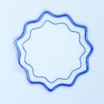 Três anéis metálicos ondulados azuis sobre fundo branco