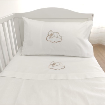 Roupa de cama branca de berço com bordado de ursinho