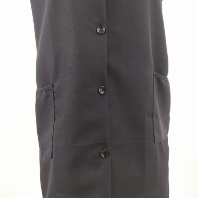 Peça de vestuário preta com botões e bolsos frontais