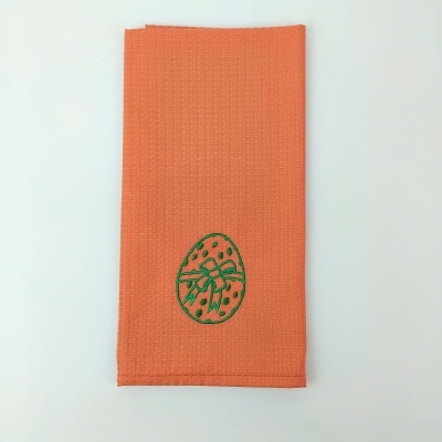 Guardanapo laranja com bordado de ovo verde
