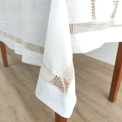 Toalha de mesa branca com renda bege em mesa de madeira