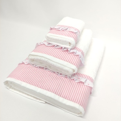Conjunto de três toalhas brancas com faixas cor-de-rosa riscada e laços brancos