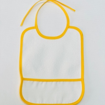 Babete branco com bordas e cordão amarelo sobre fundo branco