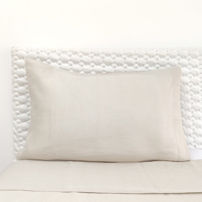 Almofada bege clara com cabeceira branca almofadada