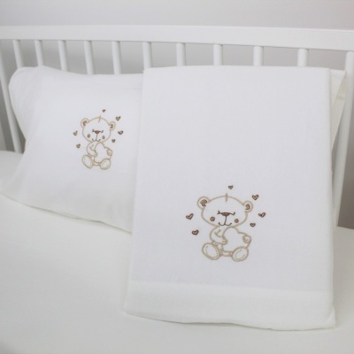 Conjunto de roupa de cama para bebé branca com ursinho bordado castanho