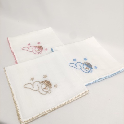 Três panos brancos para bebé com ursinho bordado rosa, azul e bege