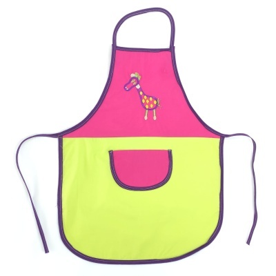 Avental infantil rosa e verde com borda roxa e desenho de girafa