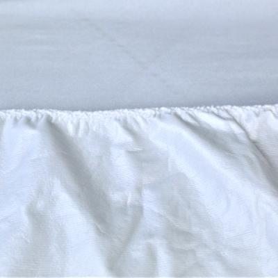 Lençol branco com elástico e textura enrugada