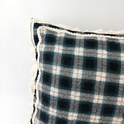 Almofada com padrão xadrez verde e branca com renda branca
